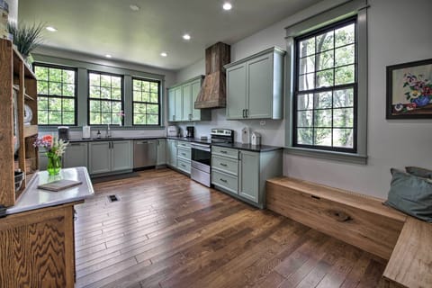 Fully Equipped Kitchen | Cooking Basics | Keurig & Drip Coffee Makers