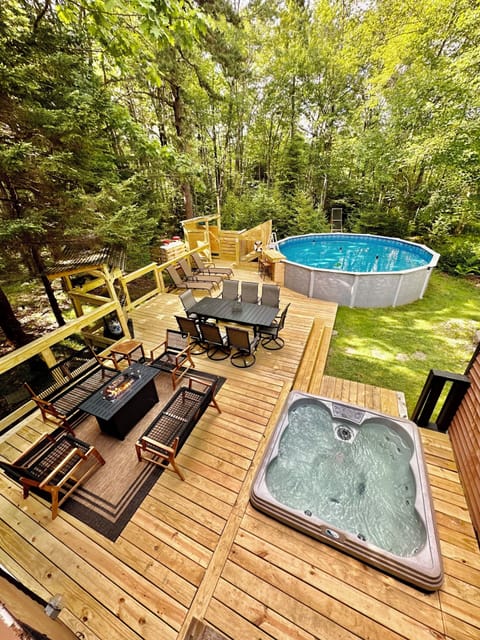Back yard deck with Hot Tub and Pool