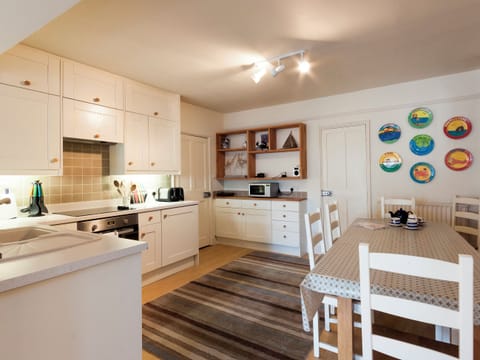 Kitchen and dining area | Church Street 23, Salcombe