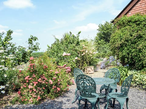 Sitting-out-area | Hop Kiln Barn, Mansell Gamage