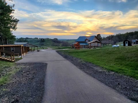 JC Stage Stop Bunk House for relaxing in the pines! Cabin in Black Hills