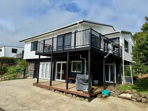 Upstairs apartment with sunny deck 