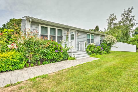 Narragansett Vacation Rental | 3BR | 1BA | 980 Sq Ft | 4 Steps Up to Enter