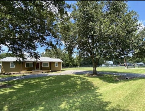 Front of house with gravel parking