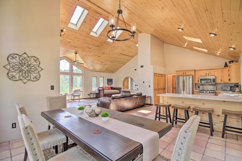 Kitchen & Dining Area | Dishware & Flatware Provided