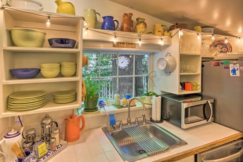 Kitchen | Dishware/Flatware | Pots/Pans