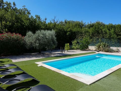 Plant, Water, Sky, Daytime, Green, Blue, Shade, Rectangle, Grass, Swimming Pool