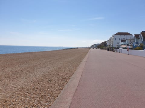 Beach at Hythe 1 minute walk !