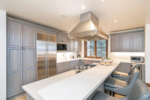 4.01-mountain-village-aspens-at-courcheval-kitchen-1