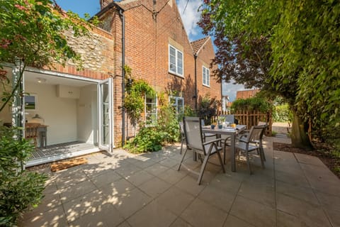Ivy Cottage, Docking: Enclosed courtyard