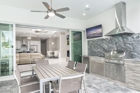 Outdoor built in BBQ and Dining Area