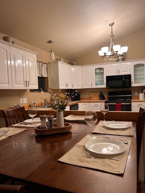Kitchen, fully stocked