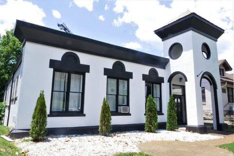 You'll have this whole building to yourself! This used to be a recording studio that was recently converted into an airbnb. Located on the famous Music Row, right next to where all the record labels & studios are that the stars record their music in!