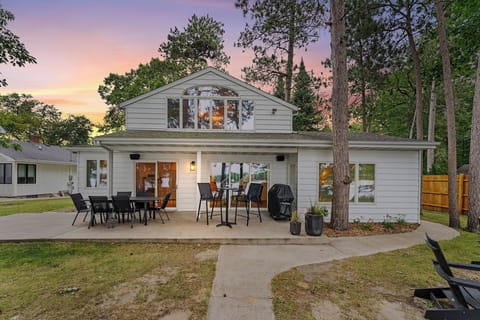 Outdoor dining area facing the lake.