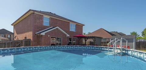 Escape to a relaxing retreat featuring a private above-ground pool, a cozy patio, and a spacious backyard; ideal for families and groups. Experience comfort, convenience, and easy access to top local attractions for a memorable stay!