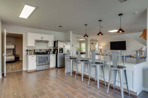 It's the ideal space for preparing delicious meals and enjoying quality time with family and friends during your stay.