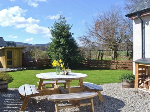 Outdoor dining area and garden | North Lodge Gate House, Muir of Ord