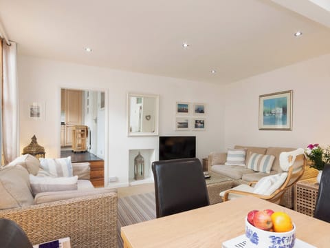 Living and dining area | Snugglers Cove, Dartmouth