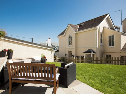 The large lawned rear garden with an elevated sitting out area | Innisfree, Salcombe