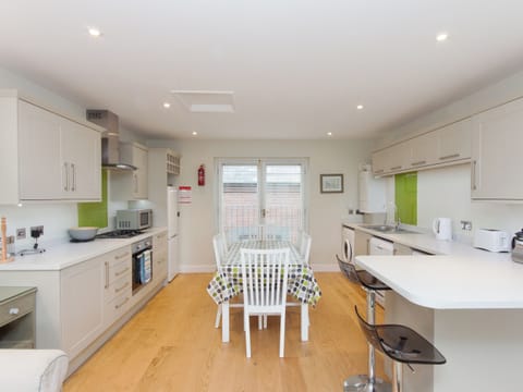 Well equipped kitchen area | Tappers Quay 2, 