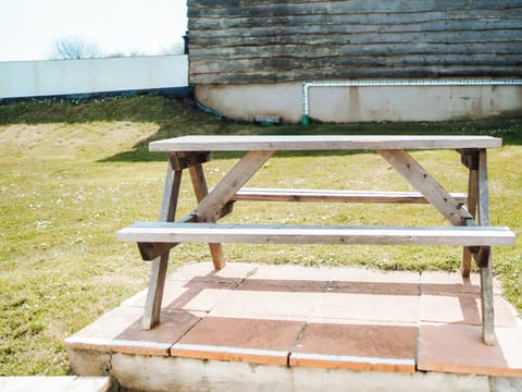 Outdoor eating area | Goose Cottage - Celtic Haven Resort, Lydstep, near Tenby