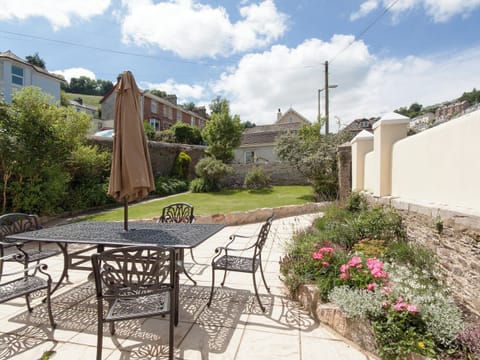 Beautiful garden and patio | Hawkins, Dartmouth