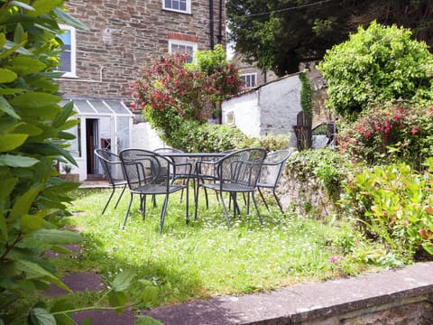 Small lawned terraced courtyard | Church Street 17, Salcombe