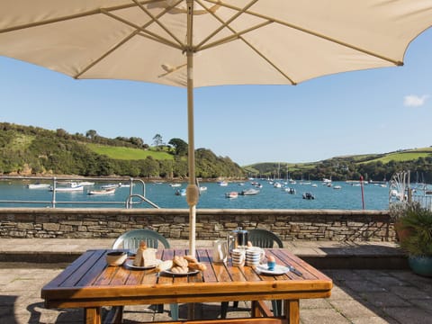 Outdoor eating area | Island Quay 10, Salcombe