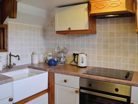 Well decorated kitchen with Belfast sink | Woodside Cottage, Nether Bellandy, Glenrinnes, near Keith