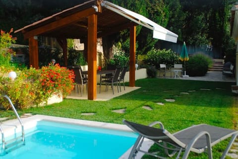 outside dining area near the pool