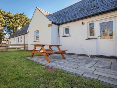 Sitting-out-area | Kittiwake Cottage - Celtic Haven Resort, Lydstep, near Tenby
