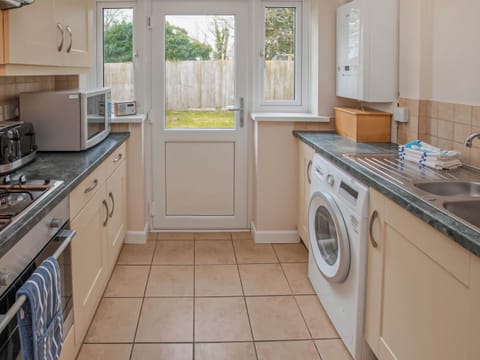 Kitchen | Kittiwake Cottage - Celtic Haven Resort, Lydstep, near Tenby