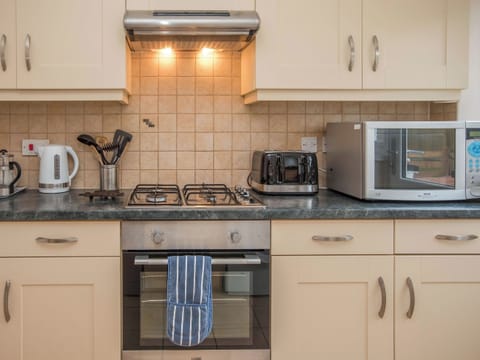 Kitchen | Kittiwake Cottage - Celtic Haven Resort, Lydstep, near Tenby