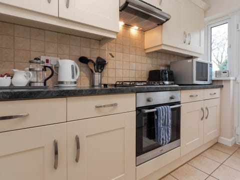 Kitchen | Kittiwake Cottage - Celtic Haven Resort, Lydstep, near Tenby