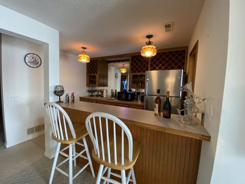 wet bar, second refrig & microwave