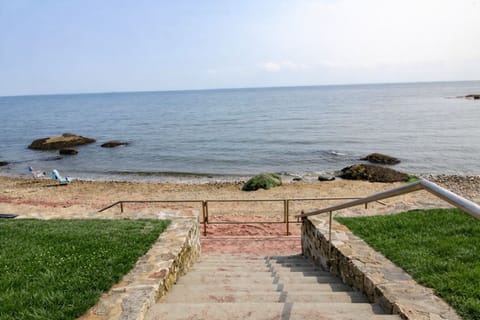 Private neighborhood beach access, just a 5-minute walk ☀️🏖️