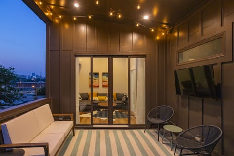 Unwind under a breathtaking Nashville sunset from the private roof deck!