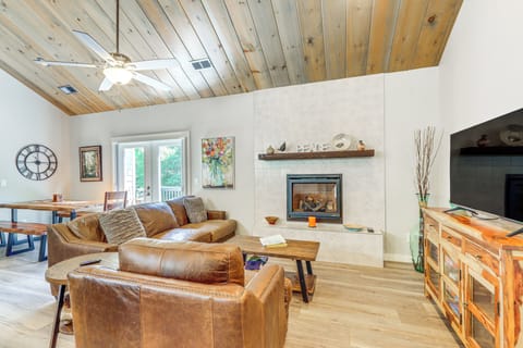 Murphy Vacation Rental | 3BR | 2.5BA | 1,550 Sq Ft | Steps Required to Enter
