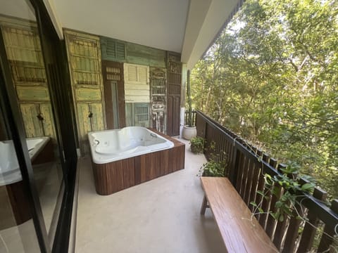 Outdoor spa tub