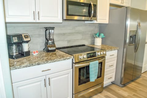 Hamilton Flex Brew coffee machine brews  single serve k-pods or a full pot.