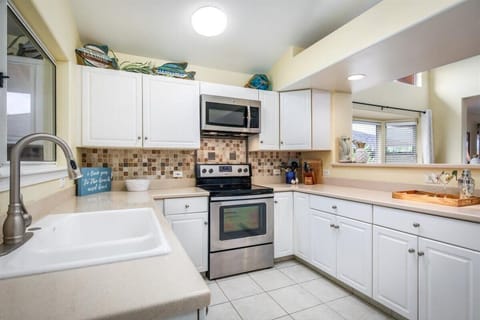 Beautiful full kitchen