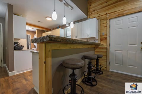 Breakfast Bar with Bar Stools