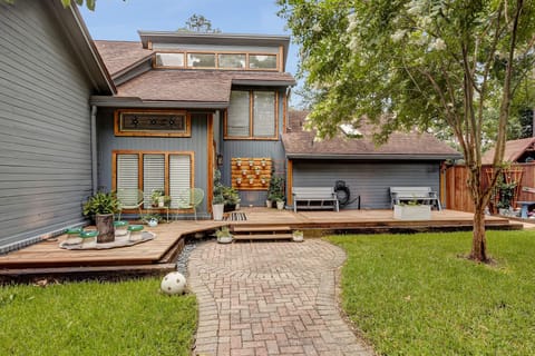 Cozy home entrance with multiple sitting areas. 