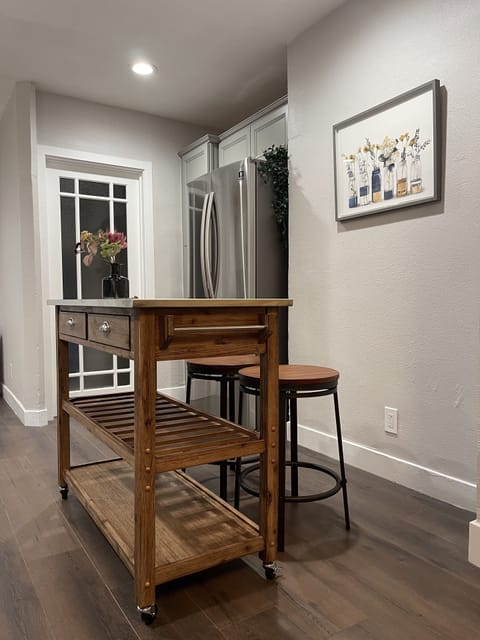 Kitchen Island with Seatings