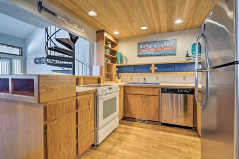 Well appointed kitchen with everything you need to create great meals.