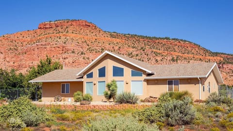 Starzz Ranch welcomes you to the red rock splendor of southern Utah! This beautiful southwest home is located in Kanab and boasts 3 BR 2 BA. It’s also fully-fenced and pet friendly, so your furry pals can join you on your vacation.