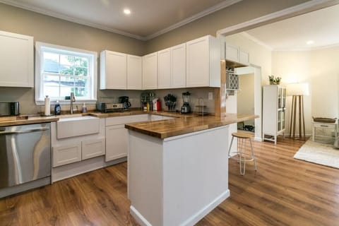 A modern kitchen with all the bells and whistles, perfect for cooking and entertaining.