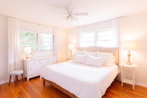 Room 1 - Master - King Bed