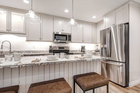 Snow Flower 6 offers a bright kitchen with spacious island with leather topped stools.