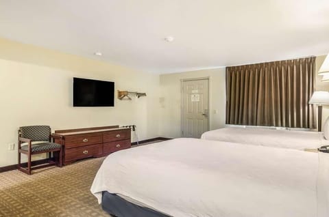 Spacious unit with 2 Queen size beds. Exact unit will be assigned upon arrival. Views, colors and decor may vary.